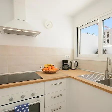 White Volcano Apartment, Free Access To The Fariones Sports Center * Puerto del Carmen (Lanzarote)